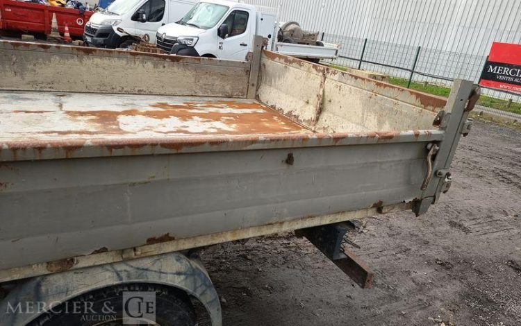 IVECO DAILY 35C13 BENNE AVEC COFFRE ACIER DIESEL – 130041 KMS – ANNEE 2015 ROUGE DQ-893-NZ