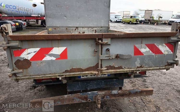 IVECO DAILY 35C13 BENNE AVEC COFFRE ACIER DIESEL – 130041 KMS – ANNEE 2015 ROUGE DQ-893-NZ