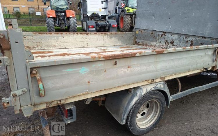 IVECO DAILY 35C13 BENNE AVEC COFFRE ACIER DIESEL – 130041 KMS – ANNEE 2015 ROUGE DQ-893-NZ