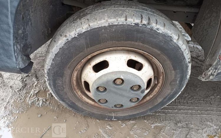 IVECO DAILY 35C13 BENNE AVEC COFFRE ACIER DIESEL – 130041 KMS – ANNEE 2015 ROUGE DQ-893-NZ