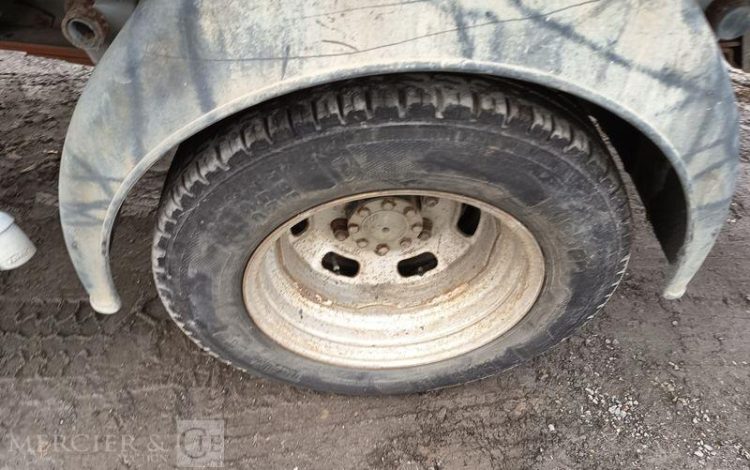 IVECO DAILY 35C13 BENNE AVEC COFFRE ACIER DIESEL – 130041 KMS – ANNEE 2015 ROUGE DQ-893-NZ