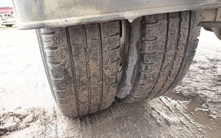 IVECO DAILY 35C13 BENNE AVEC COFFRE ACIER DIESEL – 130041 KMS – ANNEE 2015 ROUGE DQ-893-NZ