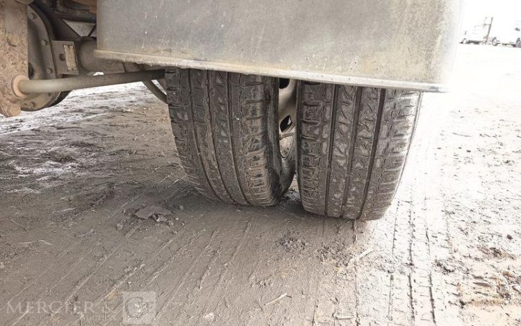 IVECO DAILY 35C13 BENNE AVEC COFFRE ACIER DIESEL – 130041 KMS – ANNEE 2015 ROUGE DQ-893-NZ