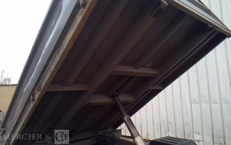 IVECO 35-130 BENNE SIMPLE CABINE COFFRE ROUGE EF-256-FE