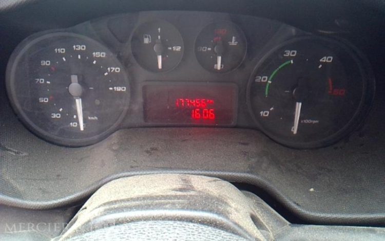 IVECO 35-130 BENNE SIMPLE CABINE COFFRE ROUGE EF-256-FE