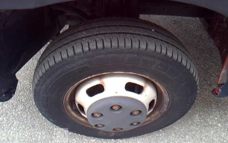 IVECO 35-130 BENNE SIMPLE CABINE COFFRE ROUGE EF-256-FE