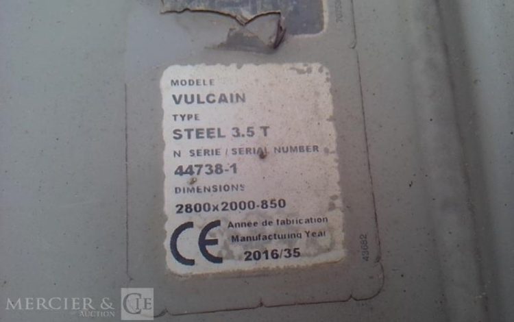 IVECO 35-130 BENNE SIMPLE CABINE COFFRE ROUGE EF-256-FE