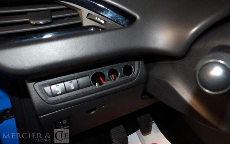 PEUGEOT 208 HDI BLEU EM-319-ZR
