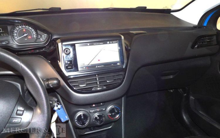 PEUGEOT 208 HDI BLEU EM-319-ZR