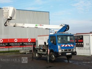 NISSAN NT400 AVEC NACELLE COMET 30FT00003 16M – 1464 HEURES – 37910 KMS – ANNEE 2017 BLEU EP-833-BD