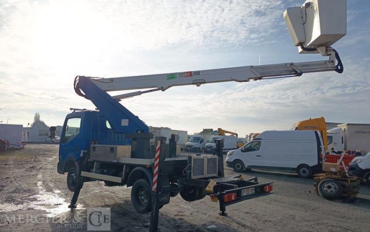 NISSAN NT400 AVEC NACELLE COMET 30FT00003 16M – 1464 HEURES – 37910 KMS – ANNEE 2017 BLEU EP-833-BD