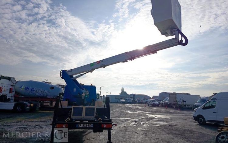 NISSAN NT400 AVEC NACELLE COMET 30FT00003 16M – 1464 HEURES – 37910 KMS – ANNEE 2017 BLEU EP-833-BD