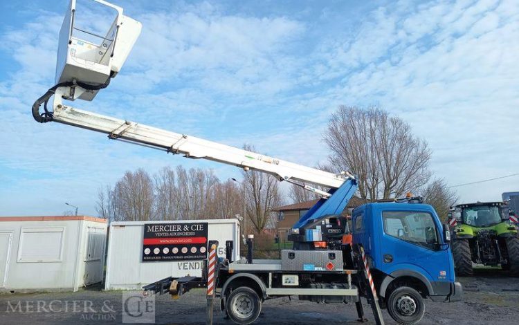 NISSAN NT400 AVEC NACELLE COMET 30FT00003 16M – 1464 HEURES – 37910 KMS – ANNEE 2017 BLEU EP-833-BD