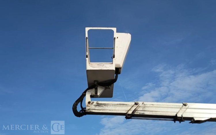 NISSAN NT400 AVEC NACELLE COMET 30FT00003 16M – 1464 HEURES – 37910 KMS – ANNEE 2017 BLEU EP-833-BD