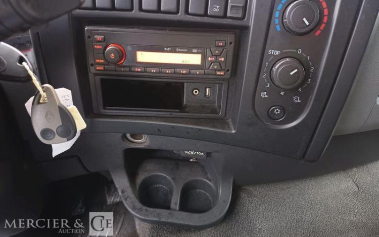 RENAULT D26 WIDE P6X2 BACHE AVEC HAYON DHOLLANDIA – PTAC 19 TONNES – DIESEL – ANNEE 2017 BLANC EP-942-ZH