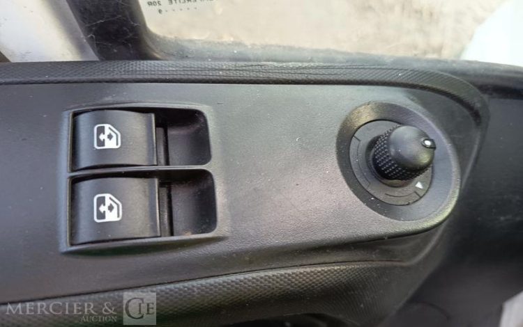 IVECO DAILY VI 35C16 2,3 D 16V 156 CV – DIESEL – 147202 KMS – ANNEE 2018 BLANC EV-123-NF