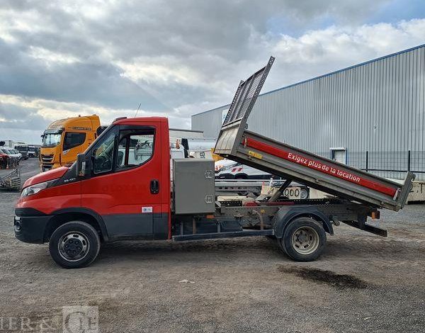 IVECO DAILY 35C12 BENNE AVEC COFFRE ACIER DIESEL – 170180 KMS – ANNEE 2018 ROUGE EW-714-HP