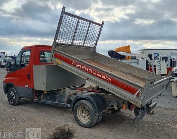 IVECO DAILY 35C12 BENNE AVEC COFFRE ACIER DIESEL – 170180 KMS – ANNEE 2018 ROUGE EW-714-HP
