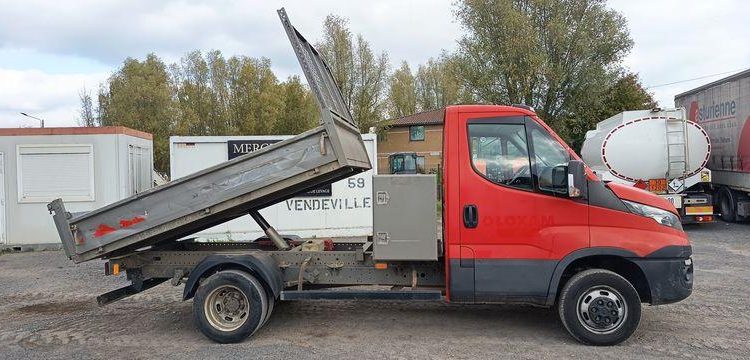 IVECO DAILY 35C12 BENNE AVEC COFFRE ACIER DIESEL – 170180 KMS – ANNEE 2018 ROUGE EW-714-HP