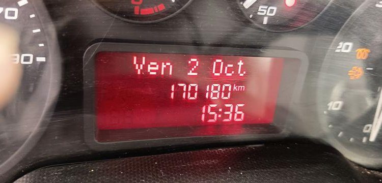 IVECO DAILY 35C12 BENNE AVEC COFFRE ACIER DIESEL – 170180 KMS – ANNEE 2018 ROUGE EW-714-HP