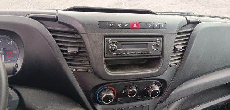 IVECO DAILY 35C12 BENNE AVEC COFFRE ACIER DIESEL – 170180 KMS – ANNEE 2018 ROUGE EW-714-HP