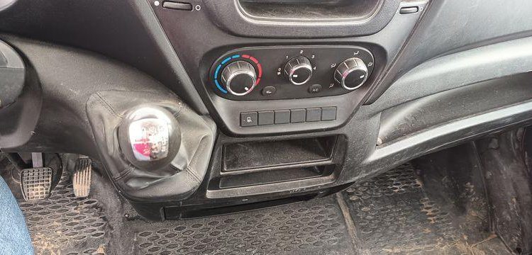 IVECO DAILY 35C12 BENNE AVEC COFFRE ACIER DIESEL – 170180 KMS – ANNEE 2018 ROUGE EW-714-HP