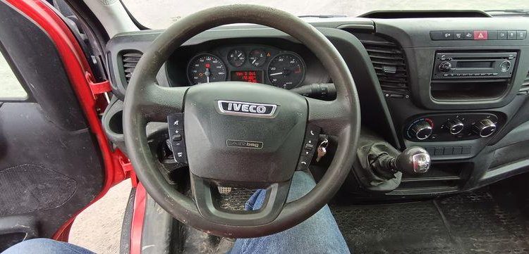 IVECO DAILY 35C12 BENNE AVEC COFFRE ACIER DIESEL – 170180 KMS – ANNEE 2018 ROUGE EW-714-HP