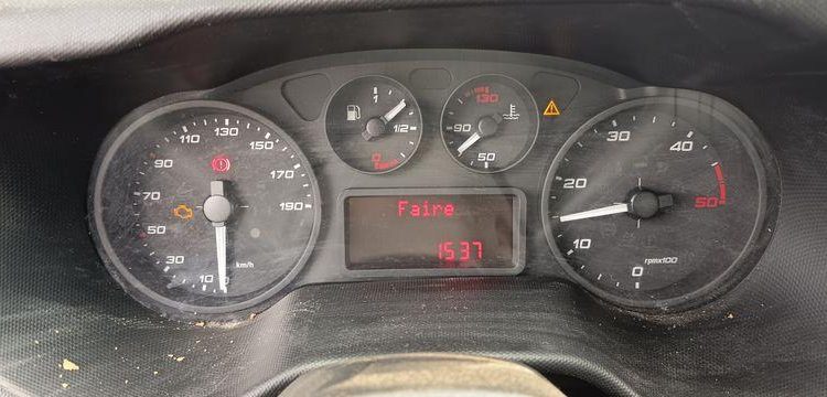 IVECO DAILY 35C12 BENNE AVEC COFFRE ACIER DIESEL – 170180 KMS – ANNEE 2018 ROUGE EW-714-HP