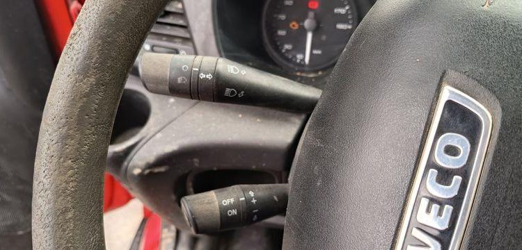 IVECO DAILY 35C12 BENNE AVEC COFFRE ACIER DIESEL – 170180 KMS – ANNEE 2018 ROUGE EW-714-HP