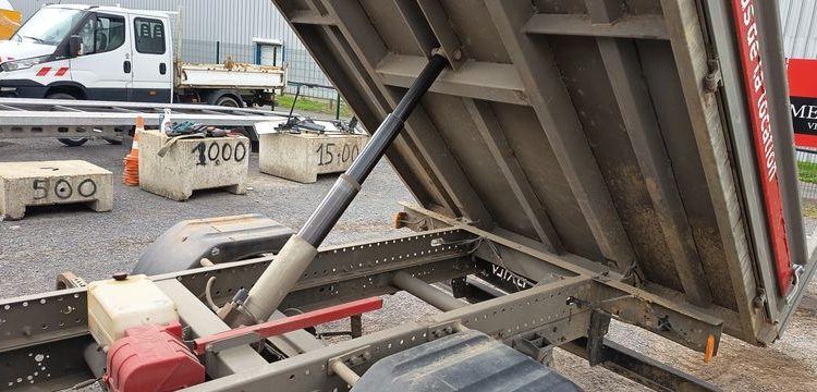 IVECO DAILY 35C12 BENNE AVEC COFFRE ACIER DIESEL – 170180 KMS – ANNEE 2018 ROUGE EW-714-HP