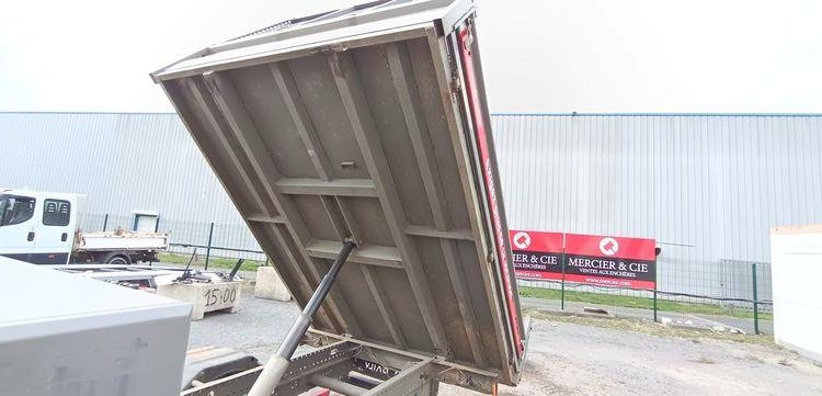 IVECO DAILY 35C12 BENNE AVEC COFFRE ACIER DIESEL – 170180 KMS – ANNEE 2018 ROUGE EW-714-HP