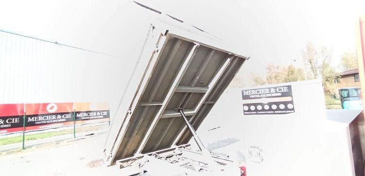 IVECO DAILY 35C12 BENNE AVEC COFFRE ACIER DIESEL – 170180 KMS – ANNEE 2018 ROUGE EW-714-HP