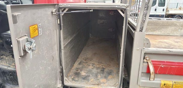 IVECO DAILY 35C12 BENNE AVEC COFFRE ACIER DIESEL – 170180 KMS – ANNEE 2018 ROUGE EW-714-HP