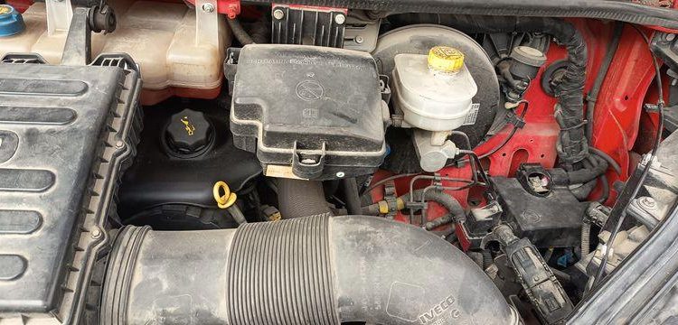 IVECO DAILY 35C12 BENNE AVEC COFFRE ACIER DIESEL – 170180 KMS – ANNEE 2018 ROUGE EW-714-HP