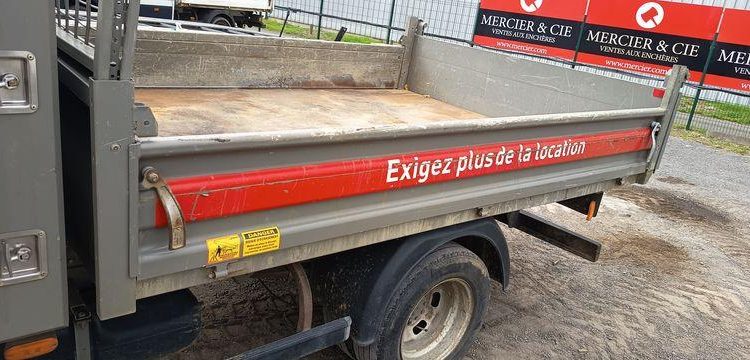 IVECO DAILY 35C12 BENNE AVEC COFFRE ACIER DIESEL – 170180 KMS – ANNEE 2018 ROUGE EW-714-HP