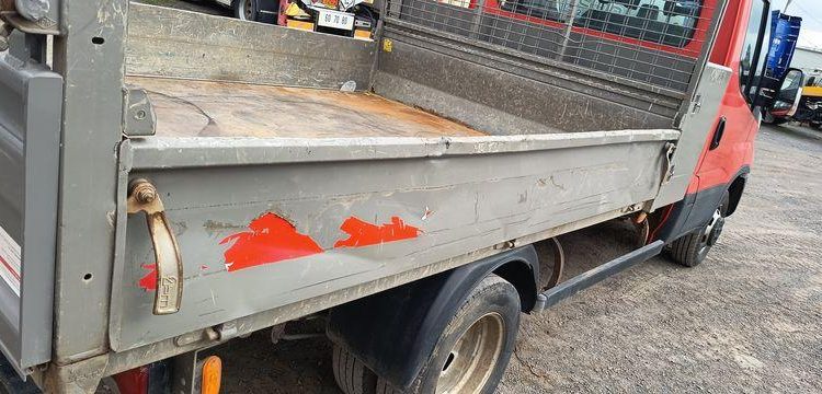 IVECO DAILY 35C12 BENNE AVEC COFFRE ACIER DIESEL – 170180 KMS – ANNEE 2018 ROUGE EW-714-HP