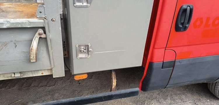 IVECO DAILY 35C12 BENNE AVEC COFFRE ACIER DIESEL – 170180 KMS – ANNEE 2018 ROUGE EW-714-HP