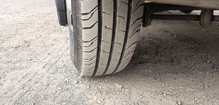 IVECO DAILY 35C12 BENNE AVEC COFFRE ACIER DIESEL – 170180 KMS – ANNEE 2018 ROUGE EW-714-HP