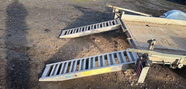 HUBIERE REMORQUE  PORTE ENGIN – PTAC : 3,5 TONNES  FH-995-WK