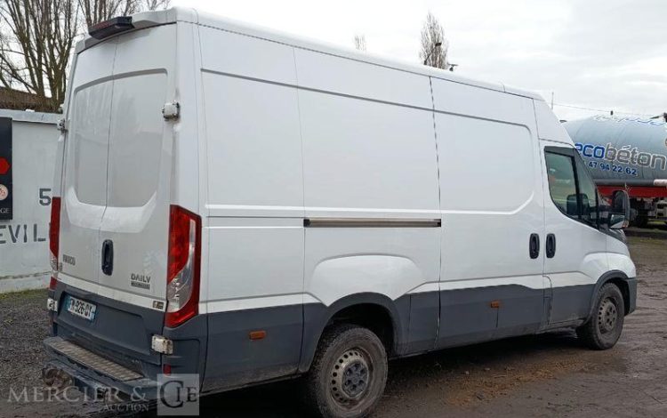 IVECO DAILY VI 35S16 2,3 D 16 V HI-MATIC 156 CV- DIESEL – 100844 KMS – ANNEE 2019 BLANC FM-926-QY