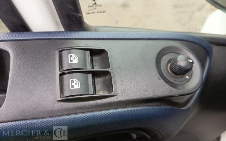 IVECO DAILY VI 35S16 2,3 D 16 V HI-MATIC 156 CV- DIESEL – 100844 KMS – ANNEE 2019 BLANC FM-926-QY