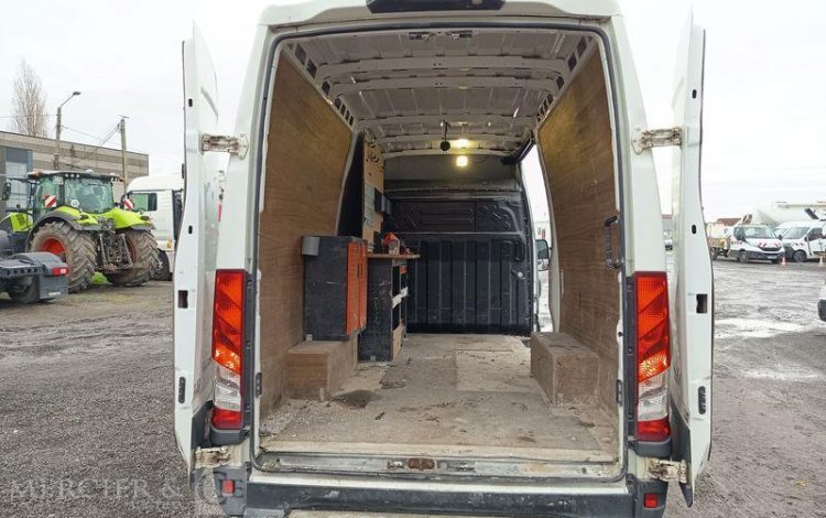 IVECO DAILY VI 35S16 2,3 D 16 V HI-MATIC 156 CV- DIESEL – 100844 KMS – ANNEE 2019 BLANC FM-926-QY