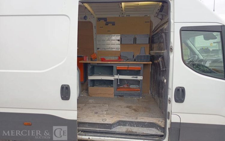 IVECO DAILY VI 35S16 2,3 D 16 V HI-MATIC 156 CV- DIESEL – 100844 KMS – ANNEE 2019 BLANC FM-926-QY