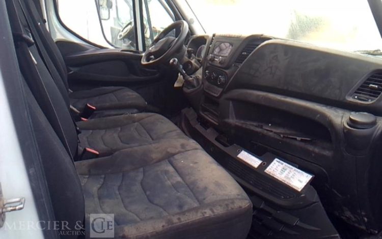 IVECO 35-160 BENNE SIMPLE CABINE COFFRE BLANC FV-670-BF