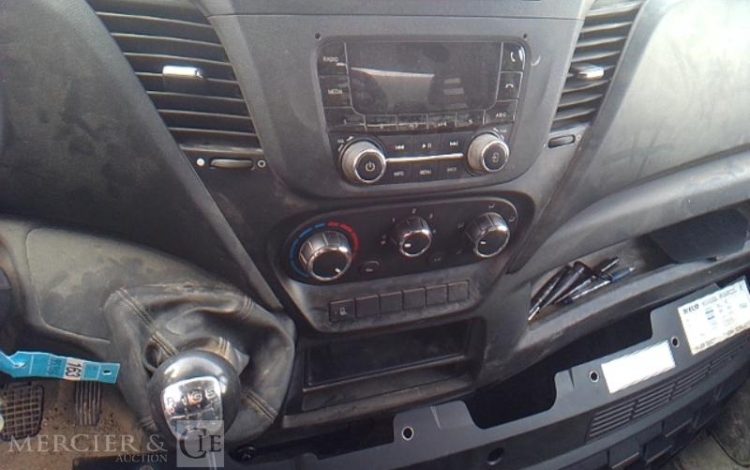 IVECO 35-160 BENNE SIMPLE CABINE COFFRE BLANC FV-670-BF