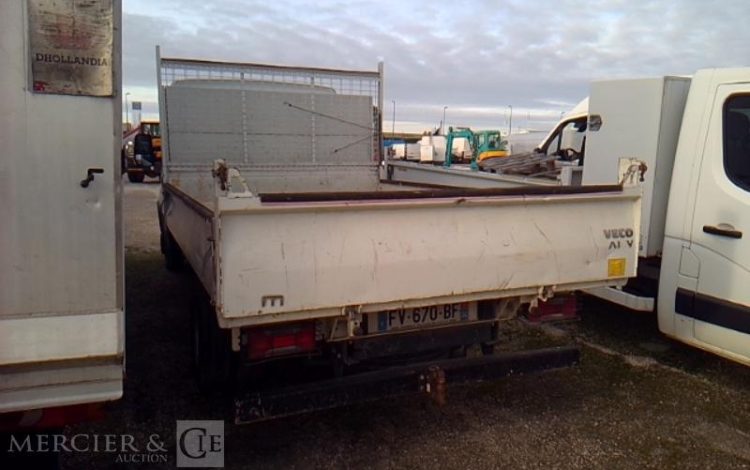 IVECO 35-160 BENNE SIMPLE CABINE COFFRE BLANC FV-670-BF