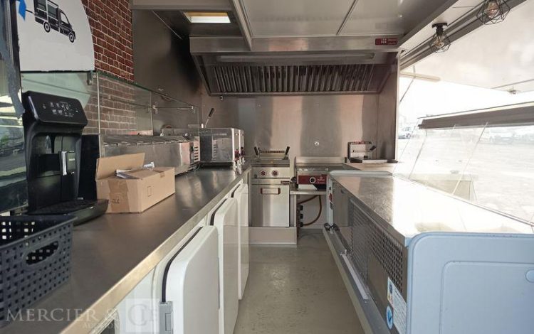 NISSAN INTERSTAR 2.3 DCI 150CV EQUIPE FOOD TRUCK AVEC EQUIPEMENTS DE CUISINE  HB-656-XM