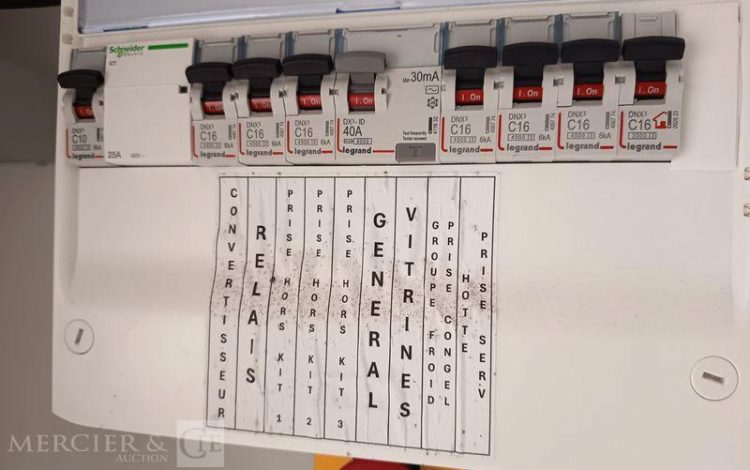 NISSAN INTERSTAR 2.3 DCI 150CV EQUIPE FOOD TRUCK AVEC EQUIPEMENTS DE CUISINE  HB-656-XM