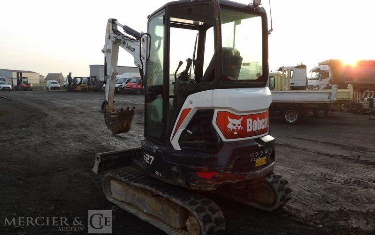 BOBCAT MINI PELLE SUR CHENILLES E27 DIESEL 2T6 – HORAMETRE : 193 HEURES – ANNEE 2023  12297