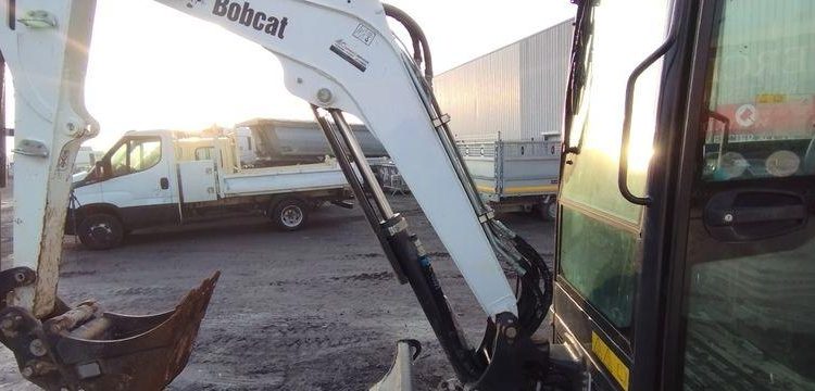 BOBCAT MINI PELLE SUR CHENILLES E27 DIESEL 2T6 – HORAMETRE : 193 HEURES – ANNEE 2023  12297